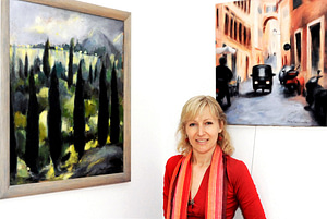 Anna Kossakowska ze swoimi obrazami