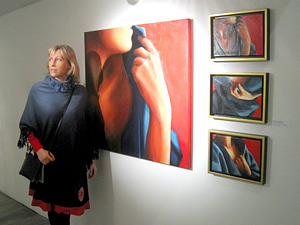 Anna Kossakowska z obrazami serii Aniko
